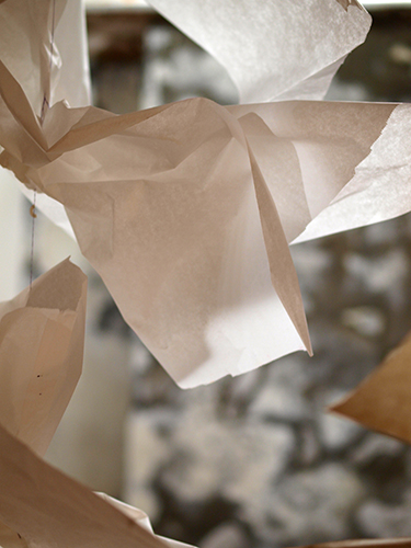 Sous les monstres, la fleur, installation, Le Fil Rouge, Roubaix, 2015